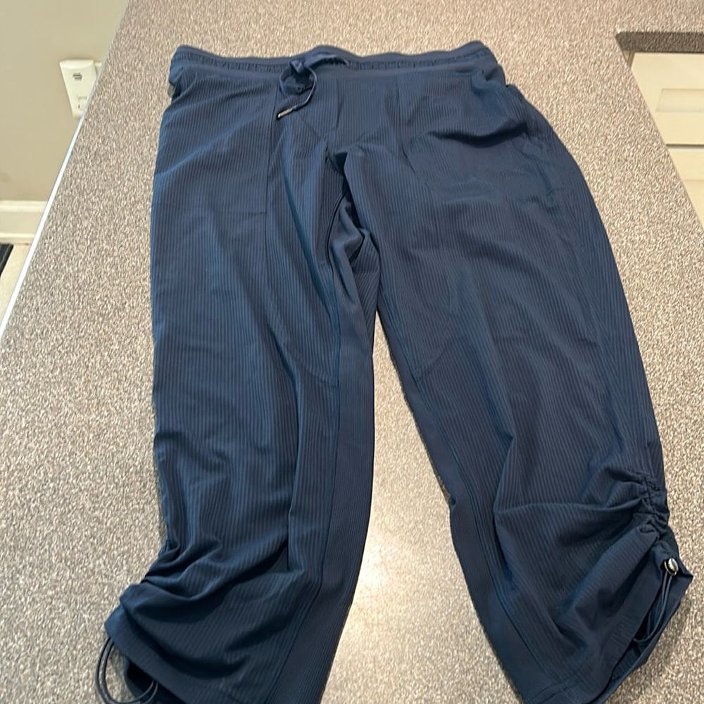 NWOT Lululemon Dance Studio Midrise Crop. Size 8.